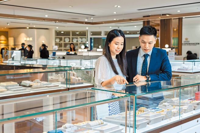 SOGO忠孝館3F和4F女裝珠寶飾品區改裝，提供更明亮舒適的購物空間。（石智中攝）