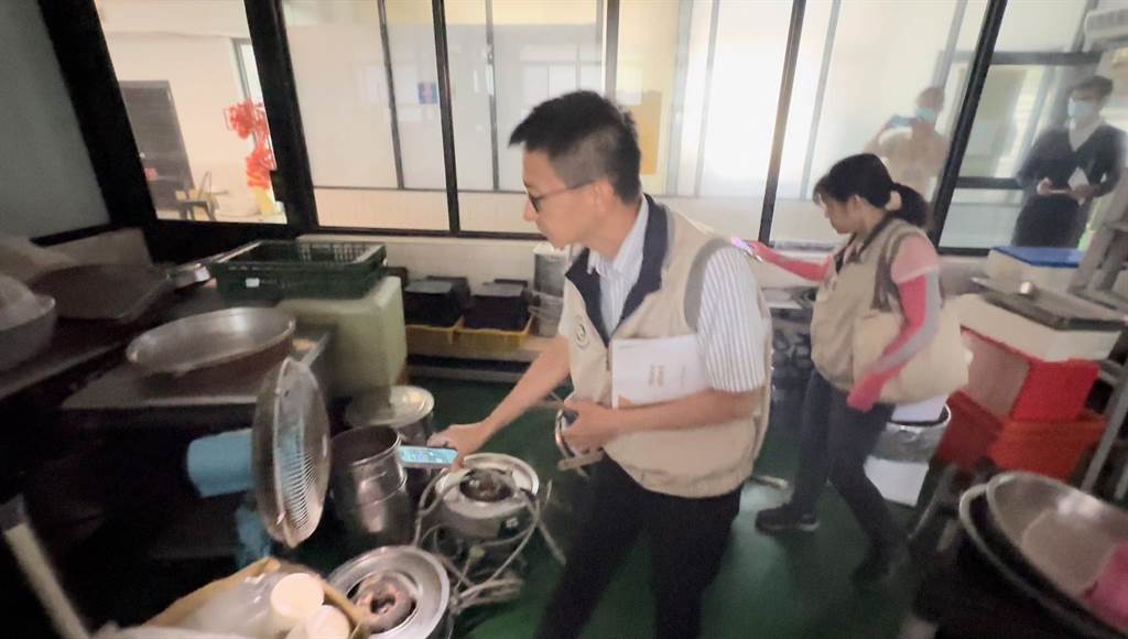 羅一鈞今天視察台南大學防疫，突然走進學生餐廳並突擊檢查找孑孓。(曹婷婷攝)
