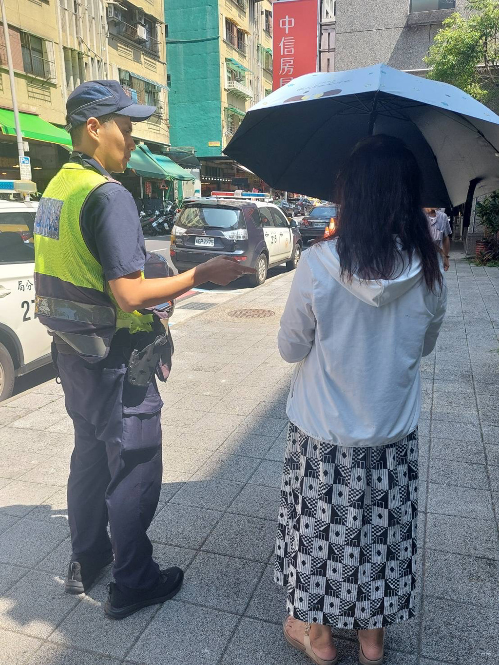 昨（20）日中午便有一名锺姓女子至派出所询问，经多方确认就是走失龟龟的主人，黄员也通知动保所人员，并请锺女前往认领，顺利帮助龟龟回到主人身边。（图／警方提供）