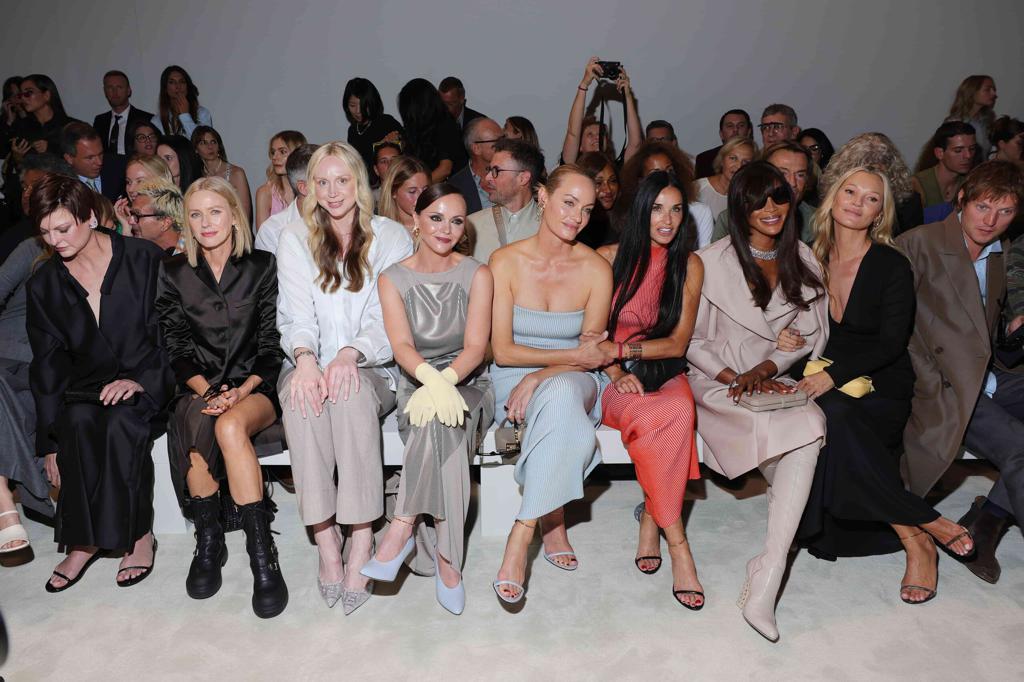凱特摩絲（左起）、娜歐蜜．坎貝兒、黛咪．摩爾、克莉絲汀娜．蕾奇、關朵琳．克莉絲蒂、娜歐蜜．華茲坐在頭牌支持Kim Jones。（FENDI提供／林欣儀米蘭傳真）