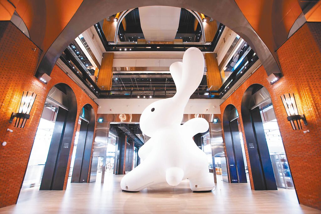 裕隆城10米高巨型兔子「太極尼尼」於1樓迎賓，模樣相當搶眼。（吳松翰攝）