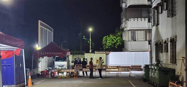 大直民宅陷地案的事故工地昨(20)晚傳出再次發生下沉，台北市建管處長虞積學與基泰、鄰近工地的建商聖得福等人員到場勘查。(黃敬文攝)