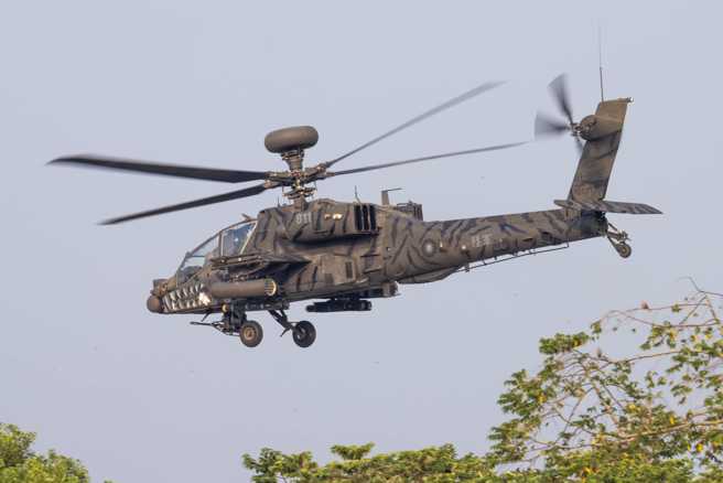 虎斑鲨嘴」阿帕契飞行照曝光， 民眾惊嘆:太威了。(航迷提供)  