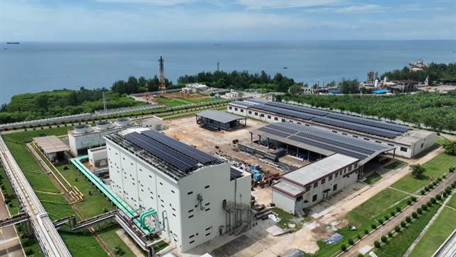 大陆首个海上油田群储能电站全容量併网投用。（大陆央视）