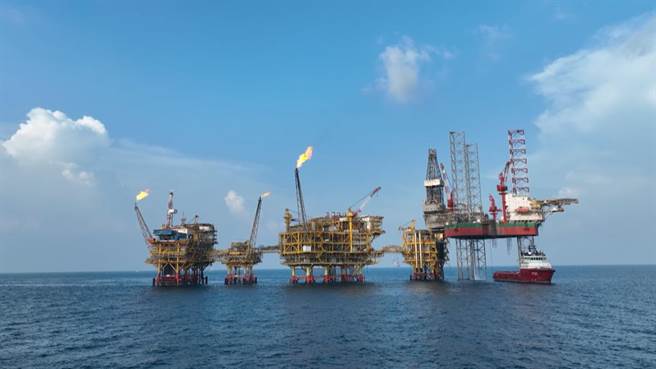 大陆首个海上油田群储能电站全容量併网投用。（大陆央视）