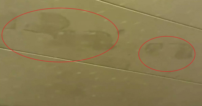 天花板冒诡异脚印。（图／翻摄自推特）