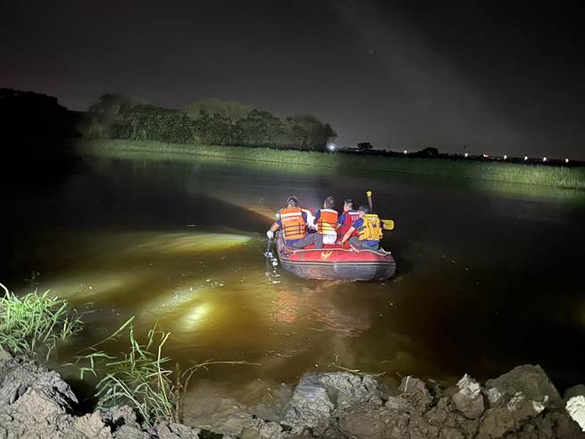 男子疑似被查出身背3条通缉，竟跳进鱼塭，至今不见人影，嘉县消防局今仍持续搜索中。（嘉县消防局提供∕吕妍庭嘉义传真）