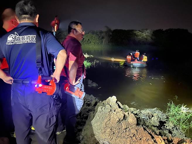 男子疑似被查出身背3条通缉，竟跳进鱼塭，至今不见人影，嘉县消防局今仍持续搜索中。（嘉县消防局提供∕吕妍庭嘉义传真）