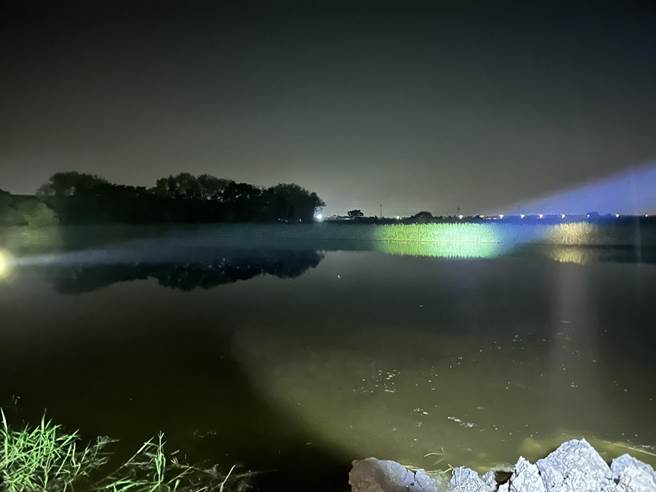 男子疑似被查出身背3条通缉，竟跳进鱼塭，至今不见人影，嘉县消防局今仍持续搜索中。（嘉县消防局提供∕吕妍庭嘉义传真）