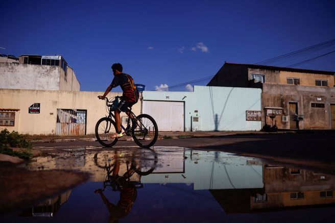 地处南半球的巴西虽正值冬季尾声，但现正经歷热浪侵袭，国家气象研究所今天提高警报级别，包括圣保罗等9个州气温可能达摄氏45度。（图/路透社）
