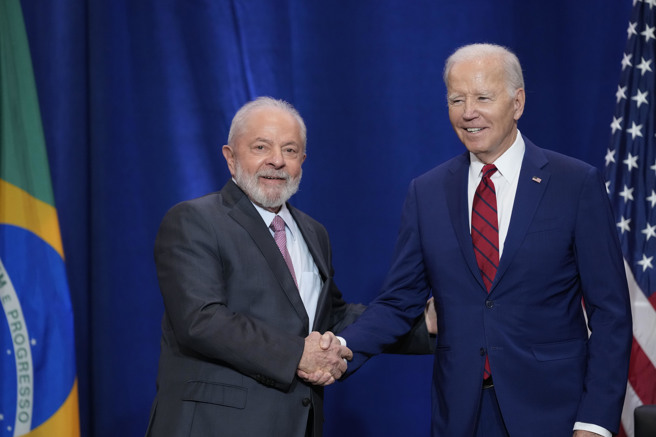 巴西总统鲁拉和美国总统拜登今天在纽约进行双边会晤，鲁拉表示，美巴应该将彼此视为追求发展和改善人民生活共同目标的朋友。（图/美联社）