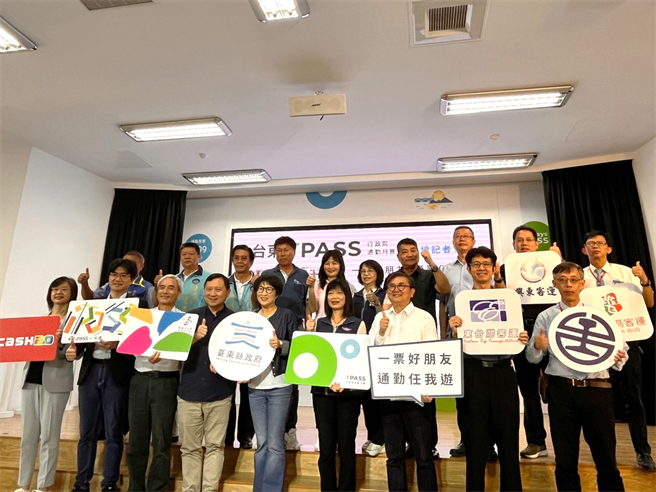 TPASS行政院通勤月票在今年7月1日全面启用后，成为北中南3大生活圈通勤福音，21日公路局表示，10月2日将在台东启动299月票模式。（高市监理所提供／杨舒婷高雄传真）