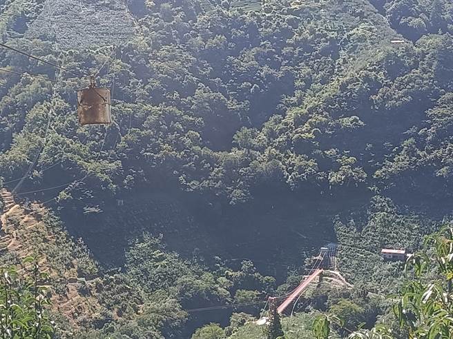 台中市长卢秀燕21日视察甫完工的环山吊桥。（陈淑娥摄）