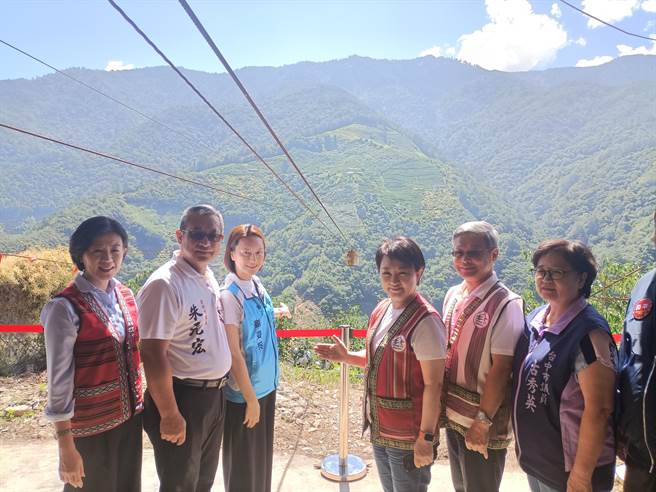 台中市长卢秀燕21日视察甫完工的环山吊桥。（陈淑娥摄）