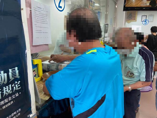 王姓老夫妻在儿子陪同下到农会提款300万元，并要其儿子将鉅款转交给孙子。（民眾提供／孙英哲彰化传真）