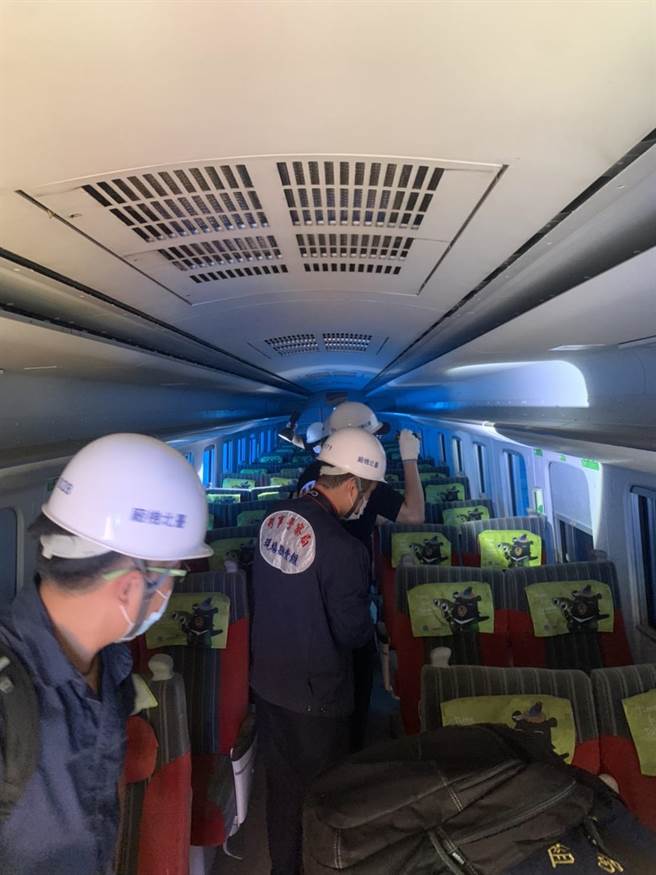 2018年10月21日台铁新马站发生普悠玛列车翻覆意外，造成18人死亡，多人受伤，宜兰地检署会同台铁等单位勘查，发现疑似人体遗骸。（翻摄照片／李忠一宜兰传真）