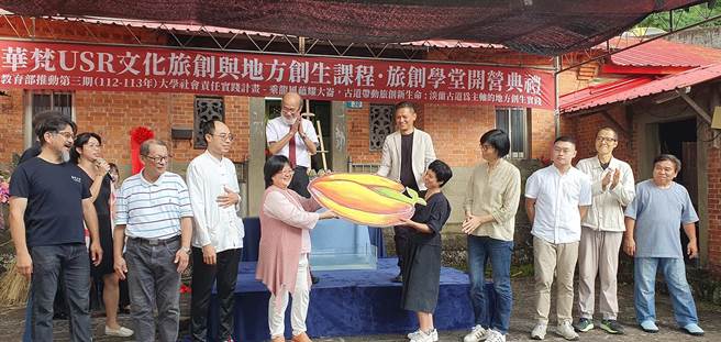 华梵大学校长林从一（上排左）与石碇区长刘彦伯（上排右）将「大种子」传递给华梵大学种籽教师。（华梵大学提供／林志成台北传真）