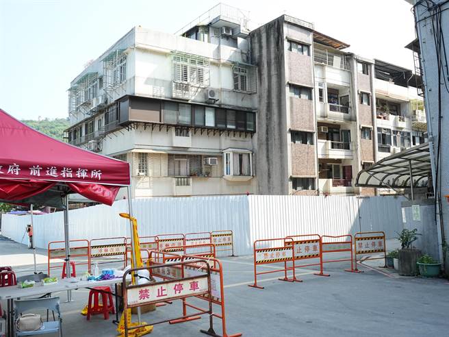 中华民国大地工程技师公会理事长施志鸿表示，现场下沉应是大车频繁进出，辗压地面导致，但受损民宅的危害程度慎鉅，「能够拆就要赶快拆掉」。(黄敬文摄)