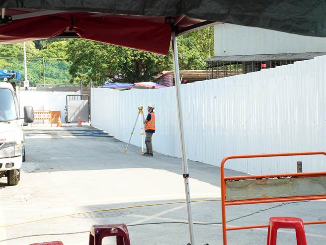 今早相关的技师到现场勘查，并在事故周遭设置「路面沉陷点」收集、测量相关数据。(黄敬文摄)