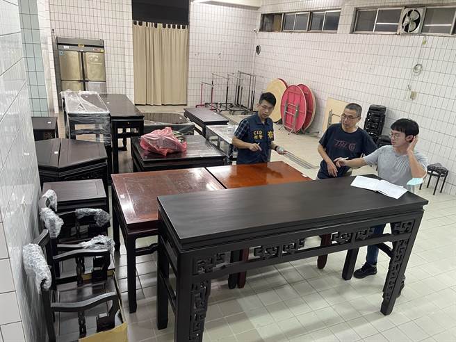 以杨姓男子、邱姓男子为首的窃盗犯罪集团，专门锁定中南部乡间寻觅无人居住古厝，窃取约50年以上桧木制神桌、太师桌椅等古物。（读者提供／张毓翎台南传真）