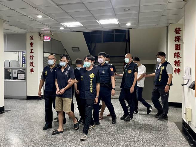 台南警方日前将邱男（左二）等5嫌逮捕归案。（读者提供／张毓翎台南传真）