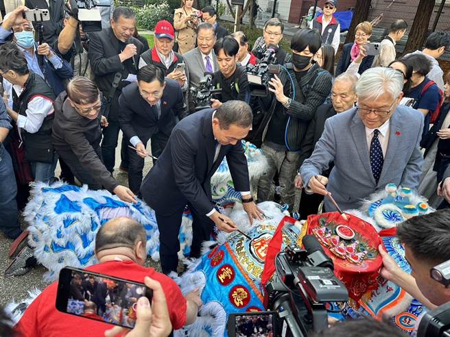 国民党总统参选人侯友宜进行舞狮点睛仪式。（周毓翔摄）