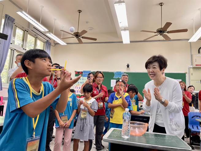 台积电慈善基金会董事长张淑芬（右）体验一日志工，至双龙国小与学童同乐，钦佩学童惊人肺活力。（杨静茹摄）