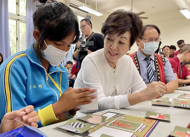 双龙国小女孩小声说朋友认为她像老虎，张婌芬贴心安慰：「这样很好！不怕被欺负。」（杨静茹摄）