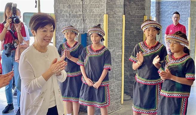 双龙国小合唱团演唱《拍手歌》等布农族现代歌谣，欢迎台积电慈善基金会董事长张淑芬。（杨静茹摄）