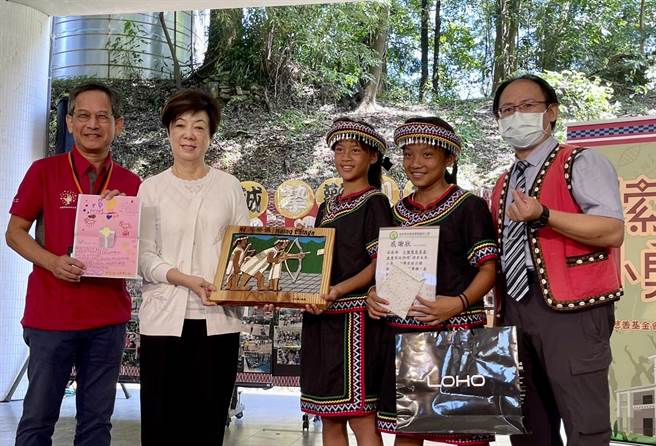 双龙国小赠送张淑芬部落长老手作木雕画作、学生祝福卡片，感谢台积电慈善基金会对偏乡学校长期的扶助。（杨静茹摄）
