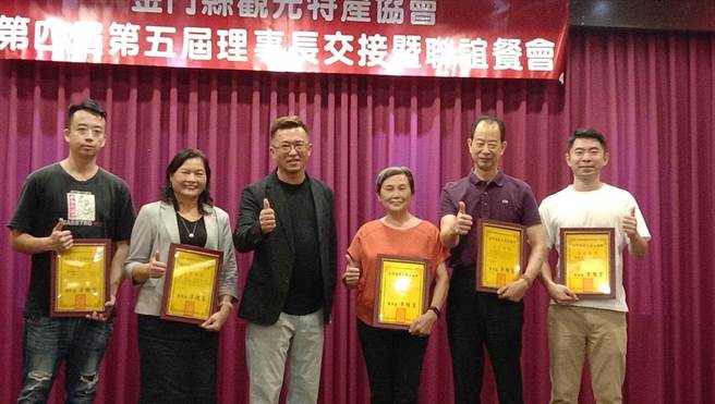 李锺灵(左三)主张开创电商服务平台，让全球都能在网购世界中看到金门观光特产的特色。(图／民眾提供)