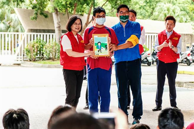 蔡英文总统到国立新竹特殊教育学校视察学校地震避难掩护演练，特殊生致赠她一幅与狗狗的画像。（罗浚滨摄）