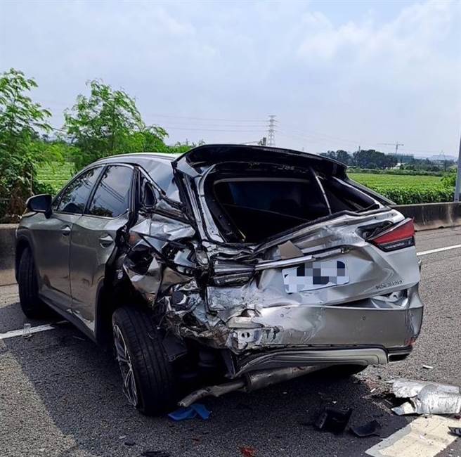 国道1号北向350.1公里冈山路段今（21）日上午9时50分发生1辆营业大货车行驶减速车道，疑似未保持安全距离追撞前方1辆租赁小客车（图）的事故。（翻摄照片／林瑞益高雄传真）