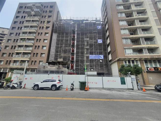 竹北一处建案大楼21日上午发生工人坠楼事故，造成该名工人当场死亡。（民眾提供／邱立雅竹县传真）