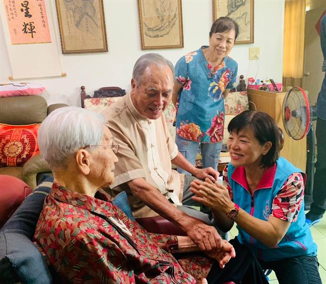 花莲吉安乡内目前有20名人瑞，其中有6人今年足满百岁，乡长游淑贞（右1）近日分别前往6名长者家中亲送贺礼，祝福长辈健康久久。（吉安乡公所提供／罗亦晽花莲传真）