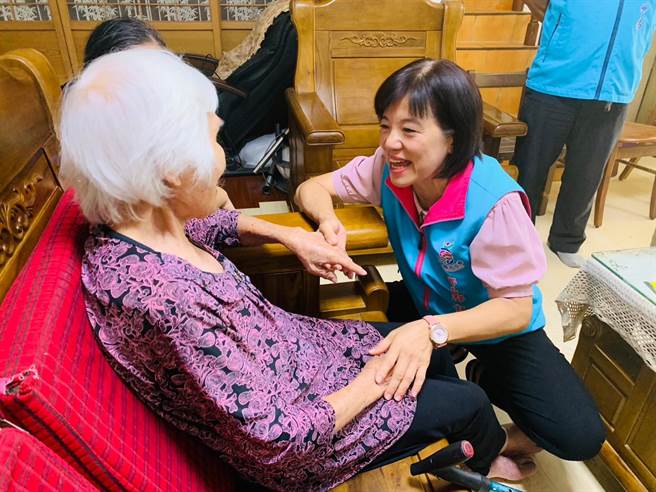 花莲吉安乡内目前有20名人瑞，其中有6人今年足满百岁，乡长游淑贞（右1）近日分别前往6名长者家中亲送贺礼，祝福长辈健康久久。（吉安乡公所提供／罗亦晽花莲传真）