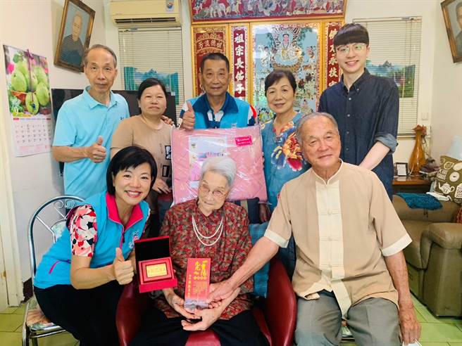 花莲吉安乡内今年有6名长者足满百岁，乡长游淑贞（前左）近日分别前往6名长者家中亲送贺礼，发现住在永兴村彭吴玉美（前中），竟是前县长吴水云（前右）的胞姊，令公所团队相当警喜。（吉安乡公所提供／罗亦晽花莲传真）