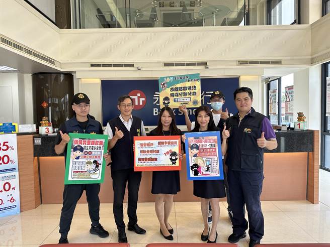 永丰银行金门分行行员机警成功协助阻诈，金城分局长方子钦(右一)今日特别前往该分行表扬。(图／警方提供)