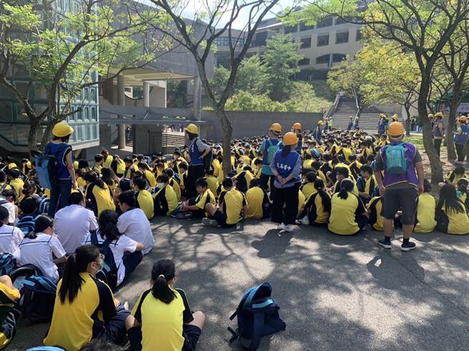 ▲基隆市长谢国梁（前排右四）与消防局长向永财（前排右三）、教育处长刘美兰（前排左三）至基隆市武崙国中视察防灾日的演练，并对于演练结果相当满意。图为谢国梁与同学合影。（徐佑升摄）