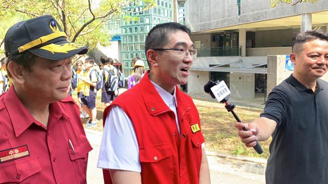 ▲对于武崙国中防灾演练成果，基隆市长谢国梁表示同学应对很冷静熟练，他认为相当厉害，也呼吁大家要做好防灾应变演练。（徐佑升摄）