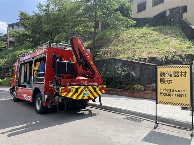 ▲武崙国中防灾演练现场进驻之救助器材车。（徐佑升摄）