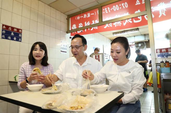 朱立伦今天上午也在国民党立委谢衣鳯、台北市议员李彦秀陪同下，前往早餐店吃蛋饼、荷包蛋，表达对本土鸡蛋厂商的支持。（国民党提供）