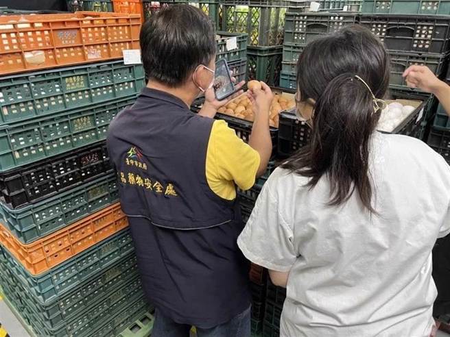 台中市卫生局食安处20日查获金宝蛋品科技、新德贸食品2公司，使用土耳其或巴西的进口蛋制成液蛋，产地却标示为「台湾」，质疑假冒产地之嫌。（台中市政府提供）