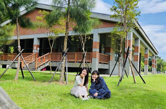 隱身在金山中山溫泉公園內的日式建築，原來是一座地下化礫間淨化設施。（新北市水利局提供／蔡亞樺新北傳真）