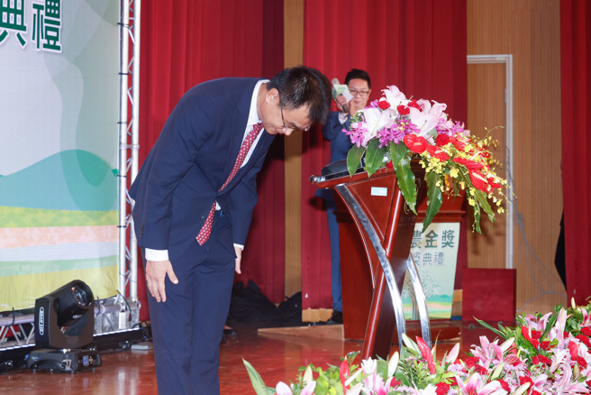 农业部长陈吉仲19日请辞，并获行政院准辞，隔日出席「第17届农金奖颁奖典礼」向大家鞠躬。（资料照,陈信翰摄）
