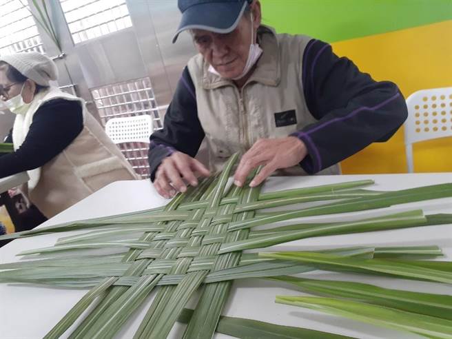 新北设有25处原住民文化健康站，志工林贤治热爱竹编，独树一帜的创作赋予竹艺新生命。(原民局提供)