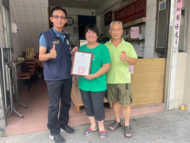 移民署也颁奖表扬今年度绩优志工黄雪梅(中)，感谢她长久以来无私的服务与奉献。(图／移民署提供)