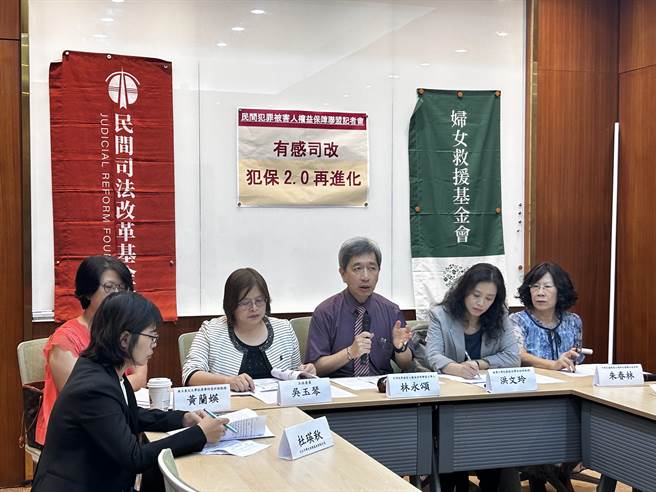 新修正《犯罪被害人权益保障法》于今年7月1日正式施行，扩大保护服务的范围、加速补偿金的审议流程，民进党立委吴玉琴、民间监督犯罪被害人权益保障联盟也呼吁法务部应广纳人才。（陈薏云摄）