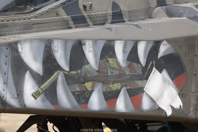 「嘴巴」咬住敌方战车，显示攻击直升机的功能就是歼灭敌方战车为优先。(青年日报提供)