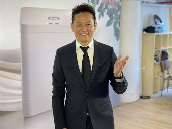 徐乃麟对进口蛋争议直呼离谱，同时强调投资的麵包店用的是本地产的鸡蛋。（古明弘摄）